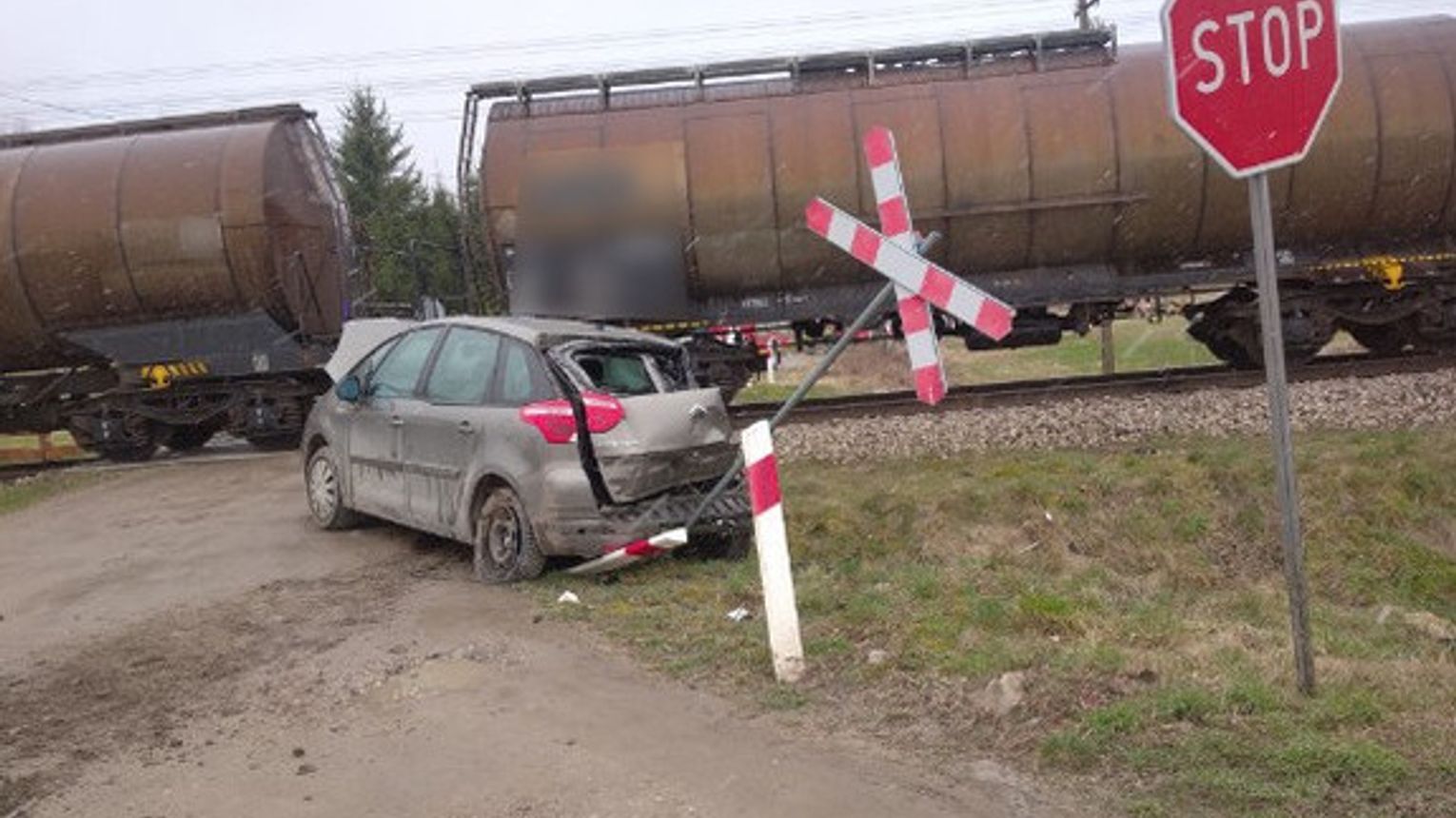 Zderzenie samochodu osobowego z pociągiem