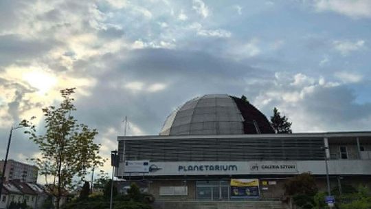 Demontują kopułę planetarium