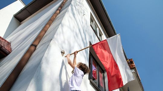 Flaga na elewacji: jak zrobić to dumnie, bezpiecznie i zgodnie z prawem?