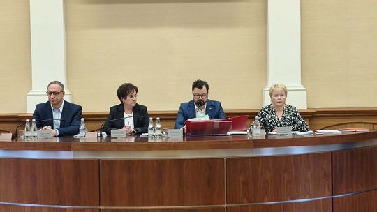 Granice miasta, organizacja zdrowia i przyszłość pl. Dunikowskiego. XXX sesja Rady Miasta