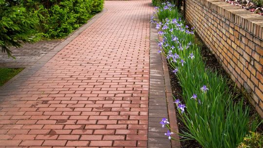 Jak wykorzystać cegłę ogrodową w praktyce?