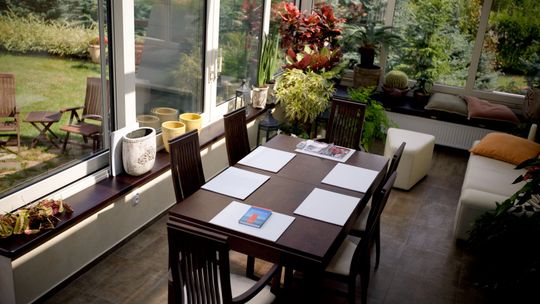 Jak zaprojektować bezpieczny i inspirujący ogród zimowy dla dzieci?