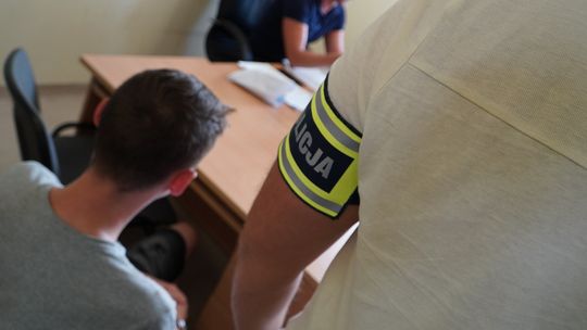 Jechał pijany, bez kasku, bez uprawnień, kradzionym skuterem. Zatrzymał go policjant po służbie