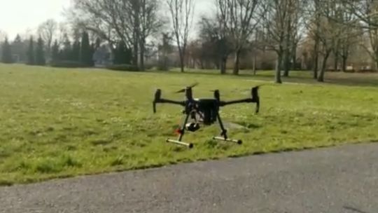 Koronawirus. Dron wyłapuje łamiących ograniczenia 