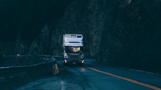 Logistyka transportu ciężkiego w dużych miastach: Strategie radzenia sobie z trudnościami