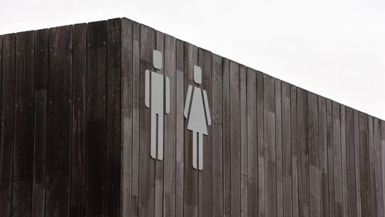 Materiały wandaloodporne i łatwe w utrzymaniu czystości – dlaczego są ważne w miejskich WC?