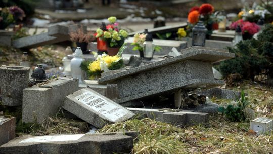 Na cmentarzu komunalnym w Olsztynie zdewastowano dziecięce nagrobki