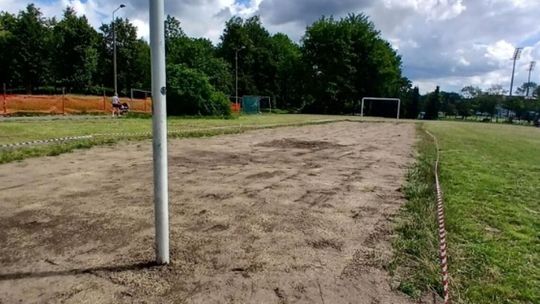 Nowa trawa na boisku w Parku Kusocińskiego