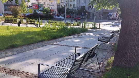 Nowe ławki i krzesła w centrum Olsztyna