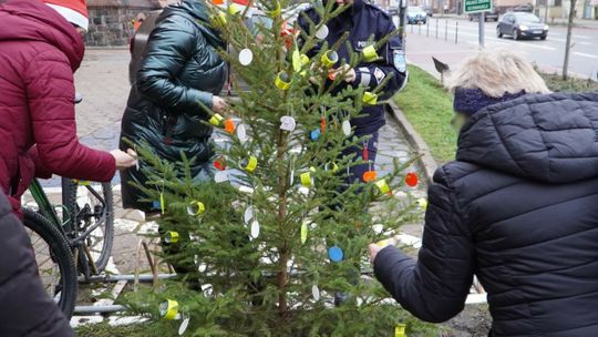 Odblaskowa choinka pod Komendą Miejską Policji w Olsztynie