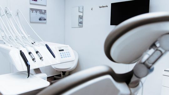 Odbudowa uzębienia w nowoczesnej placówce stomatologicznej
