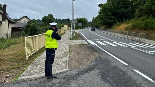 Pędzili ponad 150 km/h. Jeden na zakazie, drugi z uszkodzoną oponą