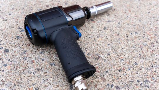 Pneumatyczny klucz udarowy ? jak działa i do czego służy?