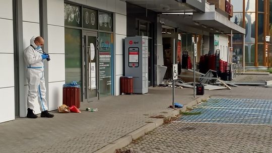 Policjanci wyjaśniają okoliczności włamania do bankomatu