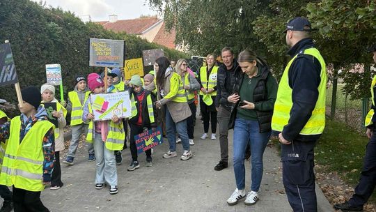 Policjanci z Dywit na odblaskowym marszu