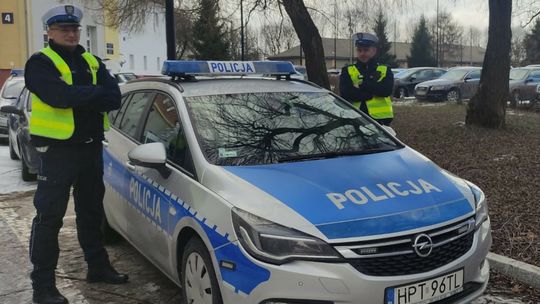 Policjanci zareagowali i pomogli mężczyźnie, który znalazł się w sytuacji zagrażającej jego życiu