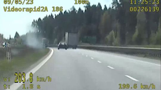 Ponad 200 km/h i bez uprawnień. Pirat drogowy zatrzymany przez policjantów z olsztyńskiej grupy SPEED.