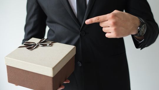 Prezent firmowy dla pracownika - jak wyjść poza korporacyjną sztampę