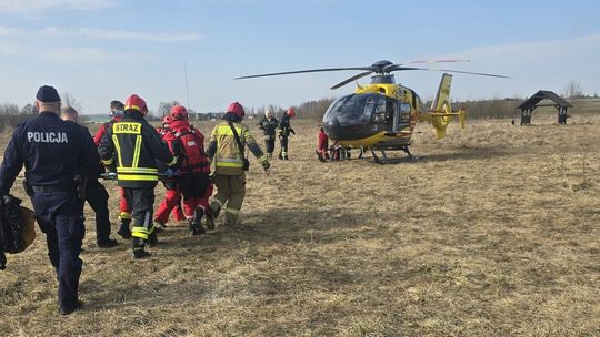 Skrajnie wychłodzony mężczyzna leżał na tafli jeziora. Z pomocą ruszyli policjanci