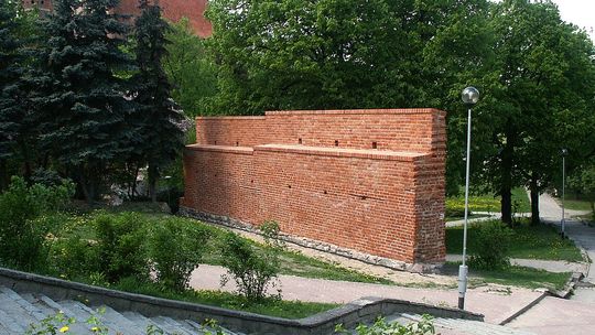 Średniowieczny mur przy Okopowej pod opieką konserwatorów