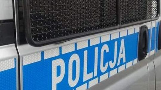 W krótkich spodenkach i boso w chłodną noc. Policjanci pomogli zdezorientowanemu seniorowi