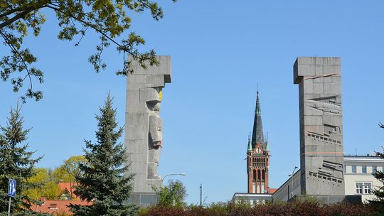 Wstrzymanie decyzji ws. nakazu usunięcia pomnika Dunikowskiego