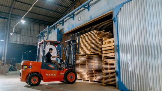 Wynajem wózka widłowego – praktyczne wsparcie logistyki i operacji w firmie