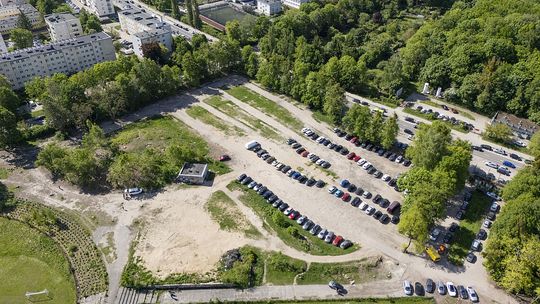 Zakaz parkowania na terenie dawnego stadionu Warmii