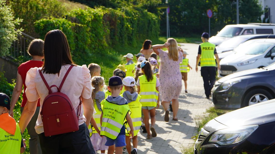 Bezpieczna droga do szkoły… i przedszkola. Trwa akcja „Przedszkolaki przechodzą przez pasy”