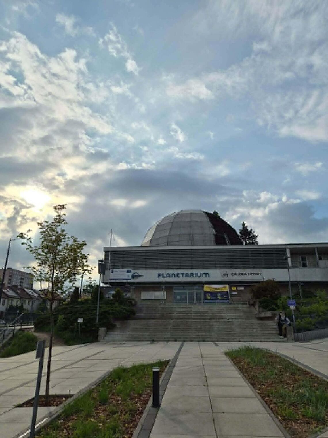 Demontują kopułę planetarium Demontują kopułę planetarium