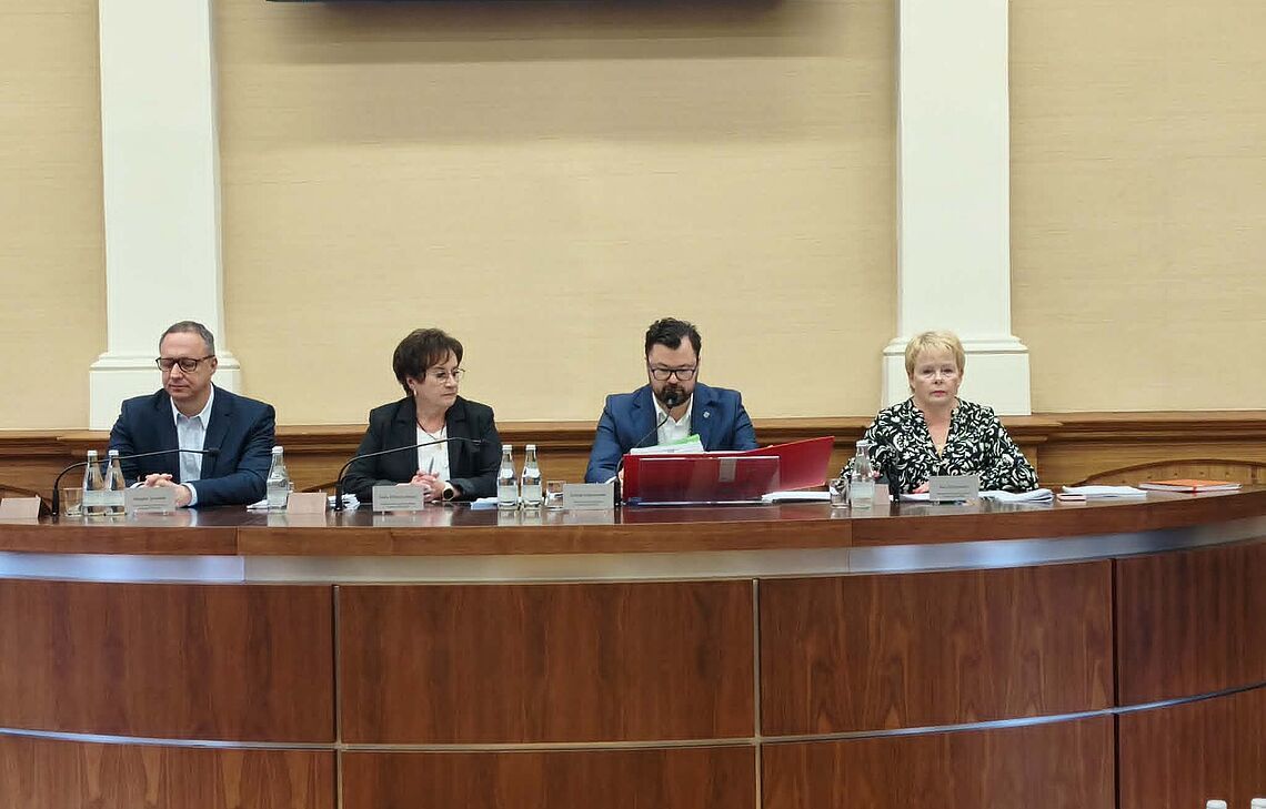 Granice miasta, organizacja zdrowia i przyszłość pl. Dunikowskiego. XXX sesja Rady Miasta