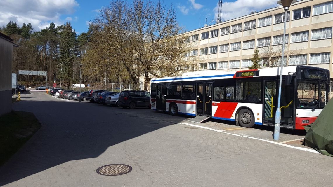 Koronawirus . Miejski autobus zmieniony w poczekalnię