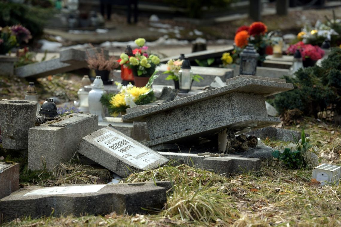 Na cmentarzu komunalnym w Olsztynie zdewastowano dziecięce nagrobki