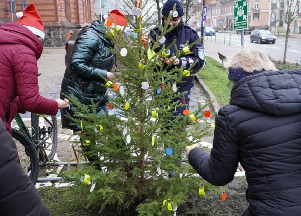 Odblaskowa choinka pod Komendą Miejską Policji w Olsztynie