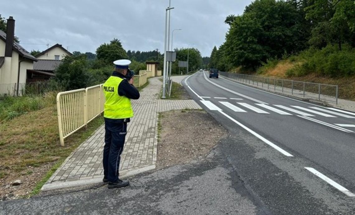 Pędzili ponad 150 km/h. Jeden na zakazie, drugi z uszkodzoną oponą