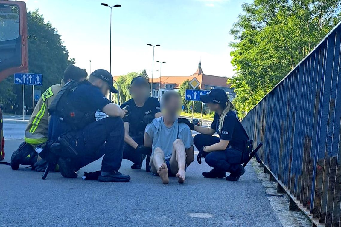 Policjanci powstrzymali 35-latka chcącego skoczyć z mostu