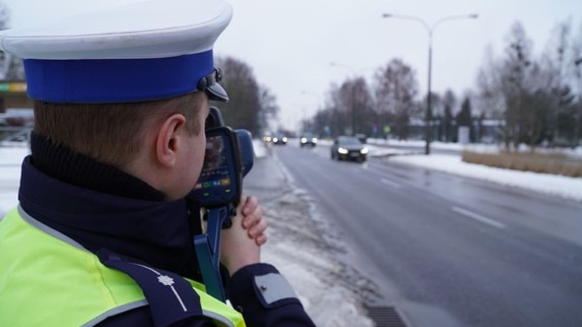 Policjanci ruchu drogowego korzystają z nowoczesnych laserowych mierników prędkości