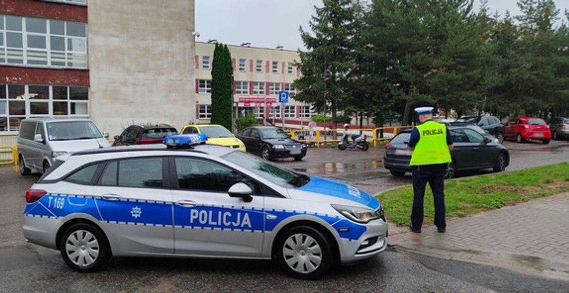 Policjanci sprawdzali oznakowanie dróg w pobliżu szkół