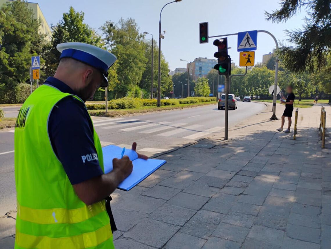 Policjanci sprawdzali oznakowanie dróg w pobliżu szkół