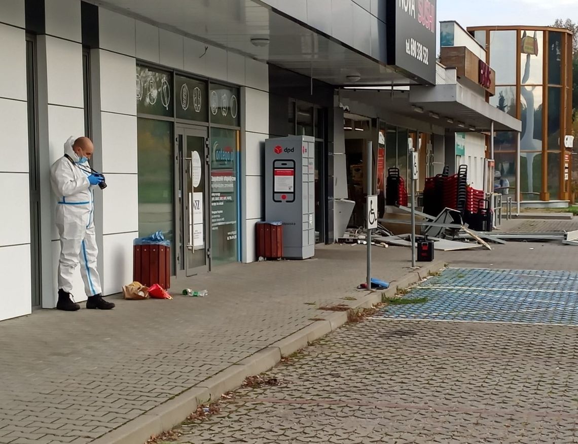 Policjanci wyjaśniają okoliczności włamania do bankomatu