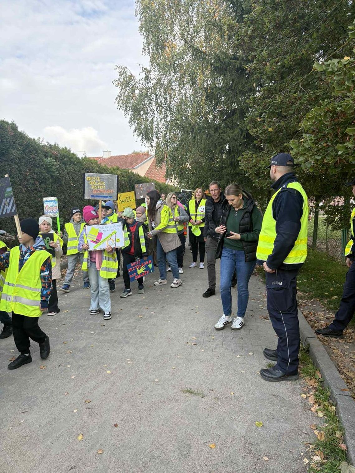 Policjanci z Dywit na odblaskowym marszu