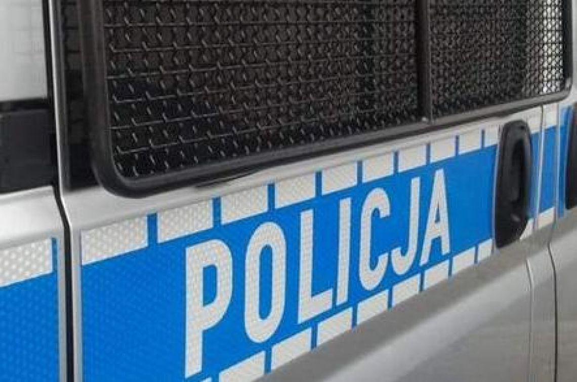 W krótkich spodenkach i boso w chłodną noc. Policjanci pomogli zdezorientowanemu seniorowi