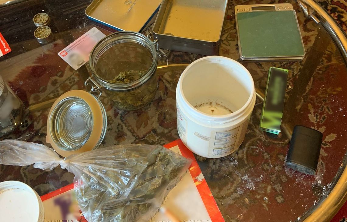 W mieszkaniu poszukiwanego listem gończym znaleźli marihuanę