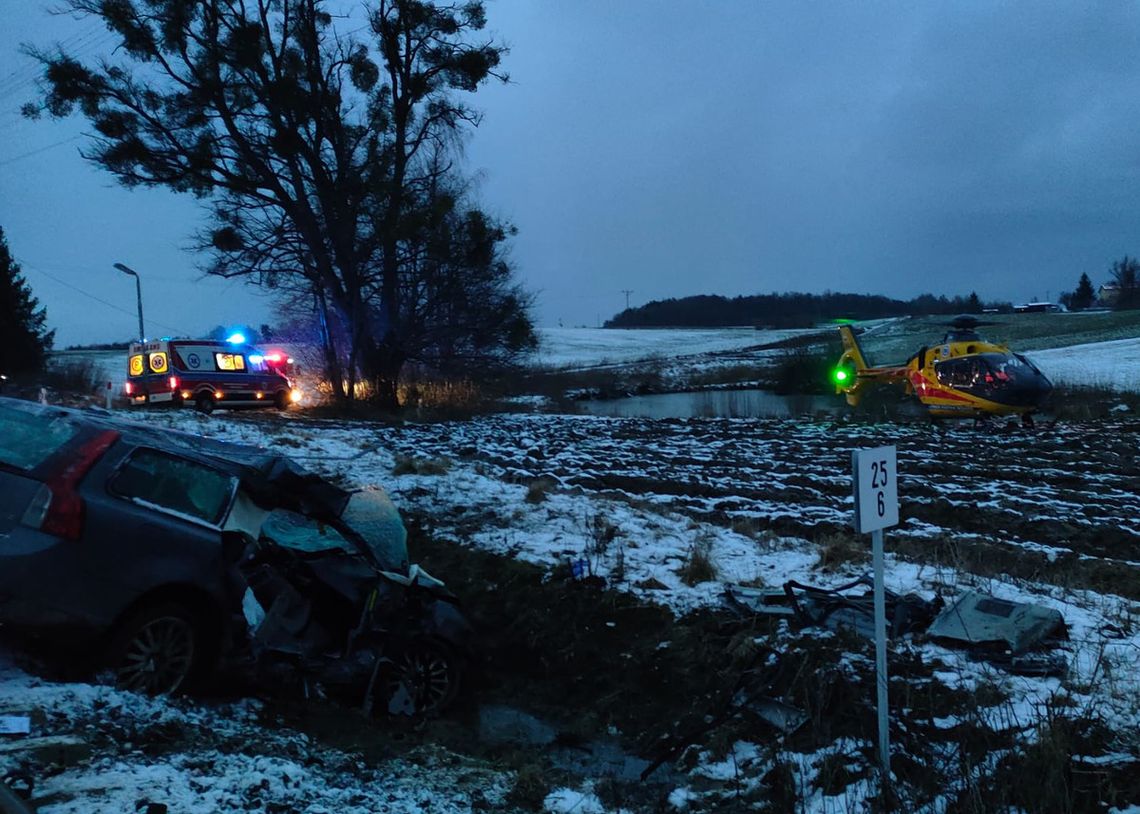 Zderzenie pociągu z samochodem osobowym na niestrzeżonym przejeździe kolejowym