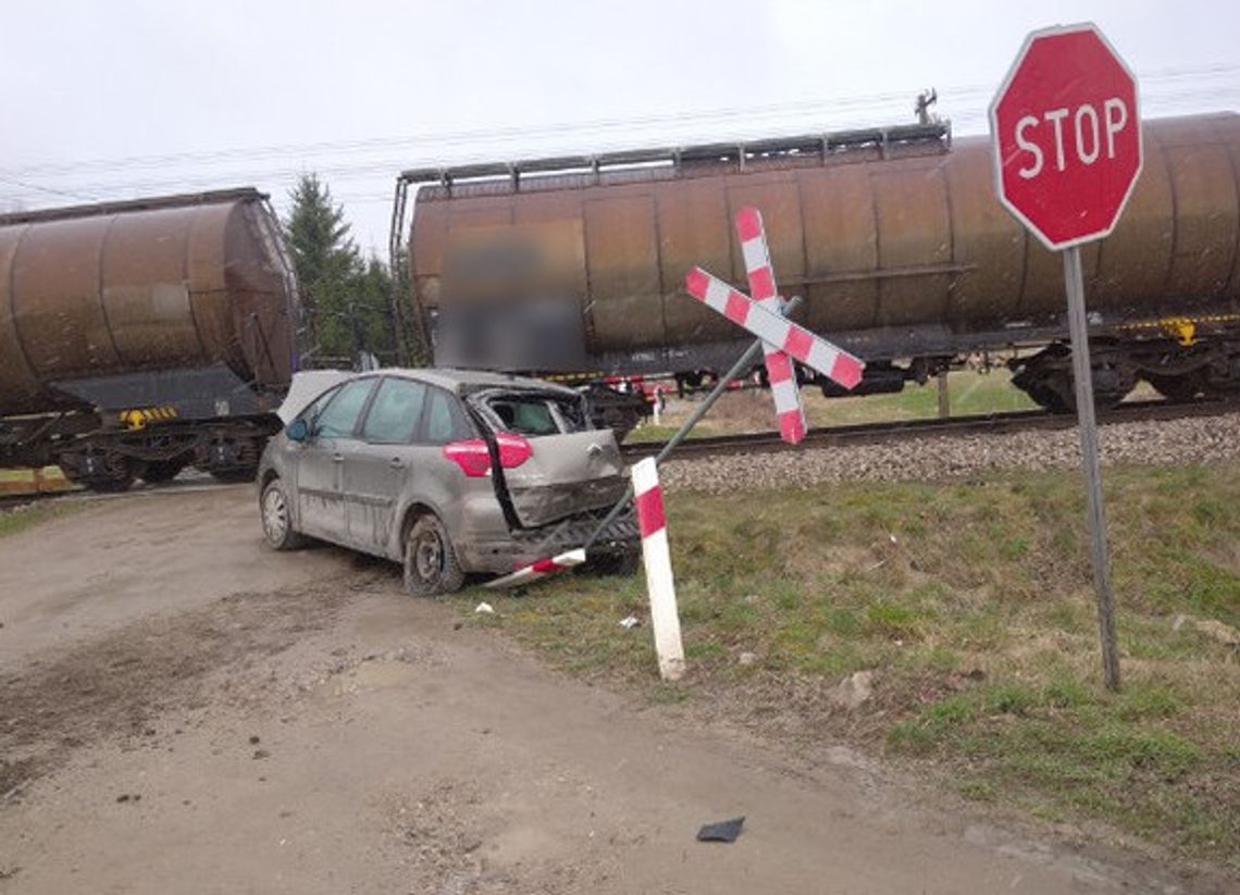 Zderzenie samochodu osobowego z pociągiem